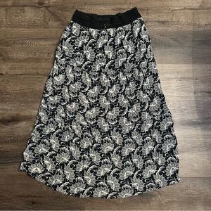 Chic Black and White Patterned A-Line Skirt